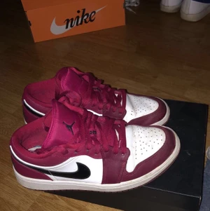Jordan 1  - Säljer mina Jordan 1 low noble red storlek 42 de är lite heeldrag som ej syns med skriv privat så skickar jag mer bilder