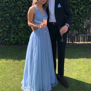 Blå balklänning  - Säljer denna älskade balklänning! Den är bara använd en gång och det syns inte på den. Den är i storlek 34 men den är köpt från Petite, så skulle säga att den passar en 32 också! Den är köpt på asos 💙  Köparen står för frakten! 