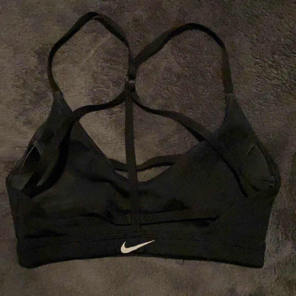 En sporttopp från Nike med väldigt fint mönster i ryggen, säljs då den sitter för tajt på mig:). Hoodies.