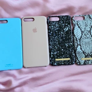 super fina iphone 6/7/8 plus skal  - de blå, holdit - 50kr (har en liten reva vid hörnet).  rosa , apple - 100kr. de två ifrån ideal of sweden - 60kr/st. 