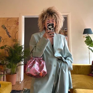 Rosa hvisk väska  - Säljer denna superfina hvisk väskan med stjärn tryck på. Knappt använd. Axelband medföljer. Köparen står för frakten 💕