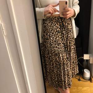 Så fin leopard kjol från Zara. Säljs pågrund av att den inte kommer till användning hos mig. Storlek M men passar även S💞 originalpris 399kr.  frakt tillkommer eller hämtas hos oss i Täby💞😊