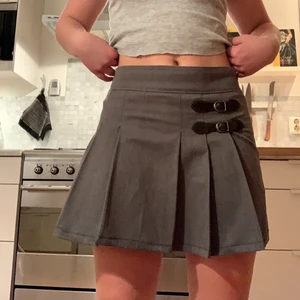 veckad kjol - Säljer denna snygga veckade kjolen som jag själv sytt in och sytt upp då den va lite stor förut:) Alltså är den ej perfekt men inget som syns direkt! Frakt tillkommer💓