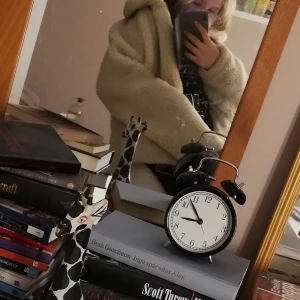 H&M jacka strl S - SJUKT fin jacka från HM i storlek S. Säljer den eftersom den inte längre är min stil. Den har inga hål och inga fläckar på utsidan. Den går att justeras vid midjan via såna där snören som går att spänna. (möts helst upp men det kan diskuteras) 