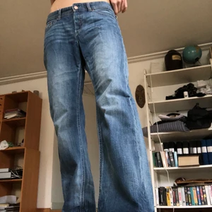 Lågmidjade jeans - Extremt trendiga lågmidjade jeans, jag är 174 och de är bra i längden på mig! Jag är en 25/26 i midjan som referens då de sitter löst på mig.