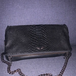 Zadig väska☺️ rock bag - Säljer min fina Zadig väska jag köpte för 1år sedan💞 har kvar lappar, båda kedjorna och dusbag. Säljer för 1700kr (ink frakt) 💞 köpte den för 3600kr, den har knappt några slitningar utom en liten på insidan och att den har böjts lite på sidorna när man andvänder det korta bandet😊 skriv för närmare bilder💞 kan tänka mig gå ner i pris vid snabb affär