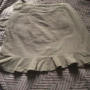 Kjol - En grön kjol så mycket finare i verkligheten stl s. Dragkedja på sidan 