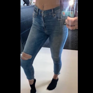 LTB Jeans strl 28  - Jag säljer mina blåa jeans eftersom jag inte använder dom mycket. Dom är inte använda många ggr. Storleken är 28, dom är väldigt stretchiga och sköna, har ett hål på vänstra knäet. Modellen är Slimfit. Nypris var runt 700:- Köparen står för frakten