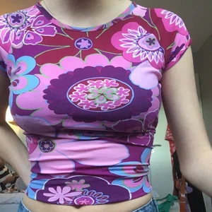 Y2K baby tee💖 - Så fin och skön tröja med underbart mönster!!! 💋 Stretchigt material så passar XS-M. Uppvikt på bilderna, men kan lätt sys upp. Ett kap!🍃