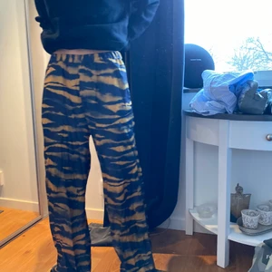 Byxor - Coola byxor från & other stories. Köpare står för frakt.