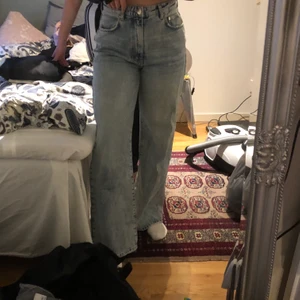 Ginatticot mom jeans storlek 40  - Högmidjade mom jeans, ljusblåa med en lösare passform, modellen är 169. 