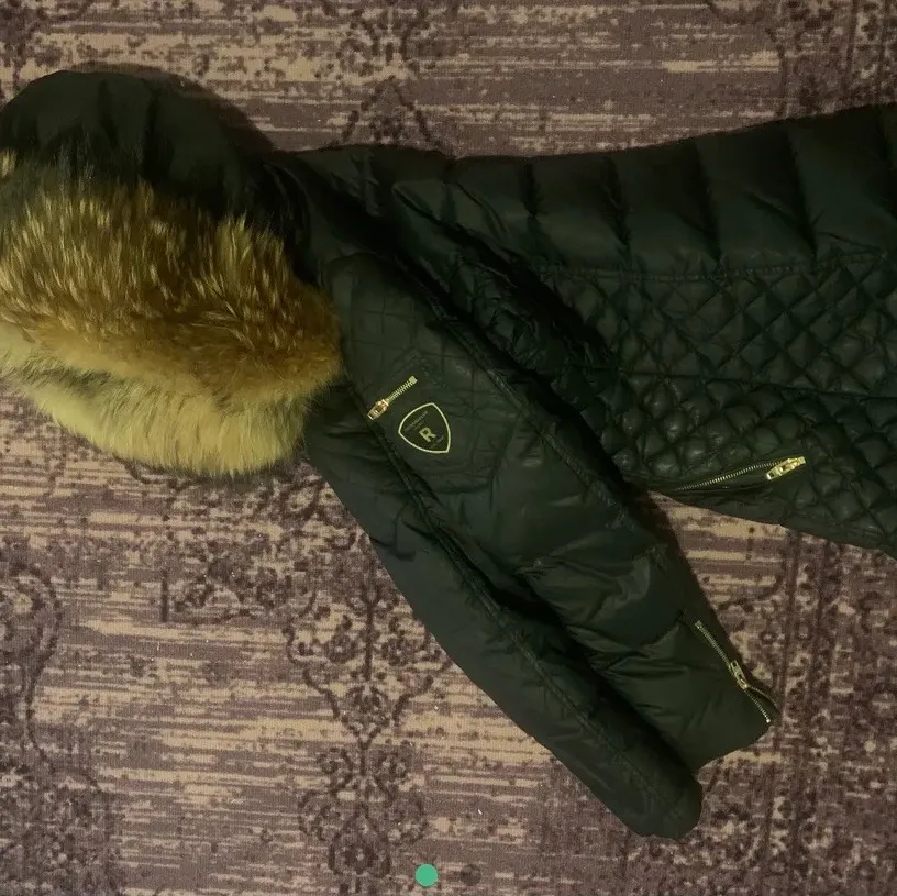 Ny jacka bra för vintern kan inte användas pga av storlek lite för liten för mig orginall priset 4000. Jackor.