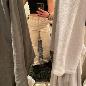 Manchester kostymbyxor  - Beige kostymbyxor i Manchester. Passar jättebra nu till våren men tyvärr passar de inte mig längre!