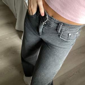 Wide leg jeans i en urtvättad svart färg, använda några gånger. Från bershka. Frakten är spårbar