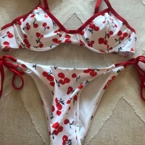 Shein bikini - Såå söt bikini med körsbär på från shein! Kvaliteten är toppen, men storleken är lite liten. Köpte strl M men denna passar mellan a/b/c kupa och underdelen är justerbar och passar mellan s och m. Självklart aldrig använd och skickas i shein-påsen!