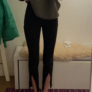 Kostymbyxor  - Snygga svarta stretchiga kostymbyxor som jag köpte på Lindex för ett tag sen. Jag tycker verkligen om dem men de har blivit lite för korta och tajta på mig som är 180cm och vanligtvis har S. På lappen står det strl. 34 så de passar XXS-XS men kan även passa bra (dock lite tajt) på en S. De har inga defekter förutom lite hängande trådar längst ner på benet som fanns där när de köptes och går lätt att klippa bort. Om man är lite kortare än mig lägger de sig jättefint vid skorna. Skriv till mig om du har frågor eller vill ha fler bilder🥰🥰 (orginalpris ca 300kr)