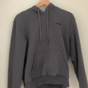 Grå hoodie! - Superfin grå hoodie med fickor och trycket ”Love” på i storlek M (lite tight). Den har en fläck (se bild 2) därav priset!! Använd ca 2 gånger och är i bra skick. Du står för frakten!! Nypris: 199kr. Pris: 80kr.🥰  