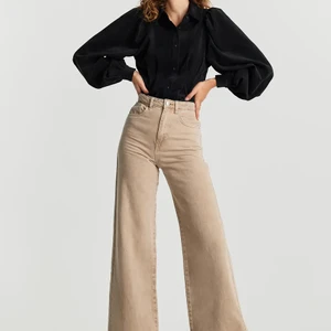 Idun wide jeans beige - Fick dem i julklapp men bara använda 2 gånger, blev för stora! Så fint skick och jättefina på så så tråkigt att behöva sälja! Storlek 38 och vet att dem brukar kosta runt 500 så säljer dem för 250 + frakt 