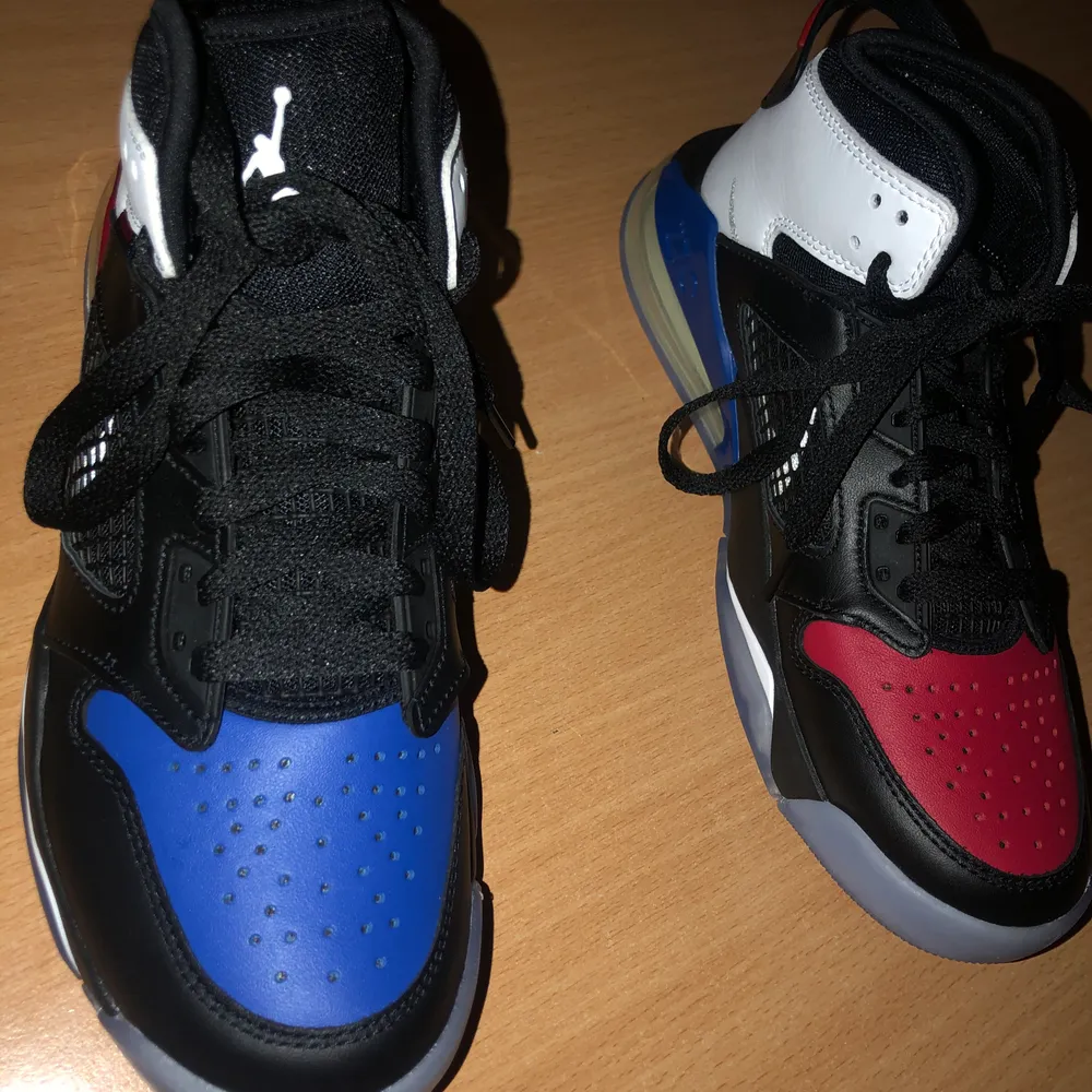 Helt nya Jordans mars 270 (aldrig använt) vit, svart, blå och röd. Eur storlek 38.5 , US boys size 6Y and UK 5.5 . Säljer dessa skor för 450 (org. pris 2000). Skor.