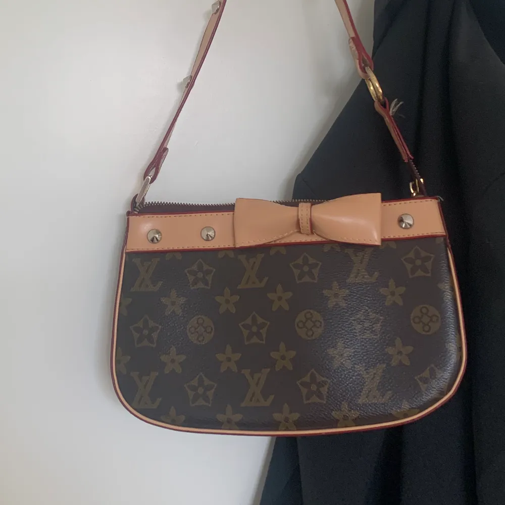 Sjukt snygg Louis Vuitton inspirerad väska med snygga detaljer 🤩. Väskor.