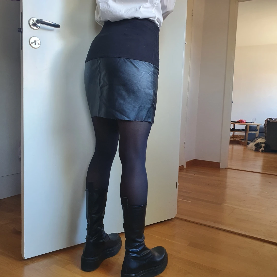 Asymmetrisk läderimitations kjol - 90