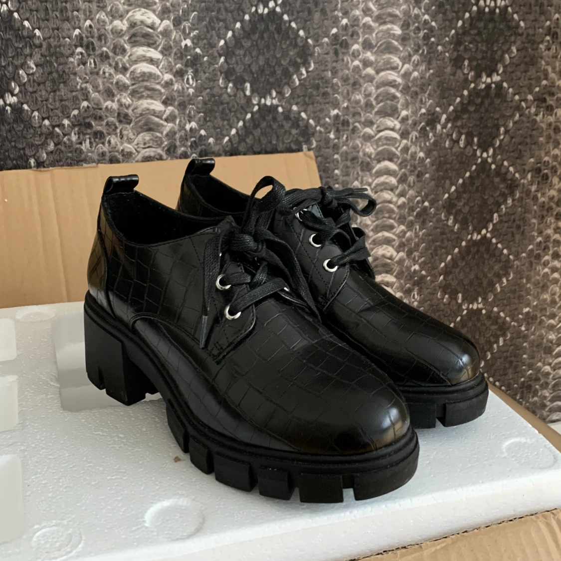 jättefin krokodilmönstrat skor