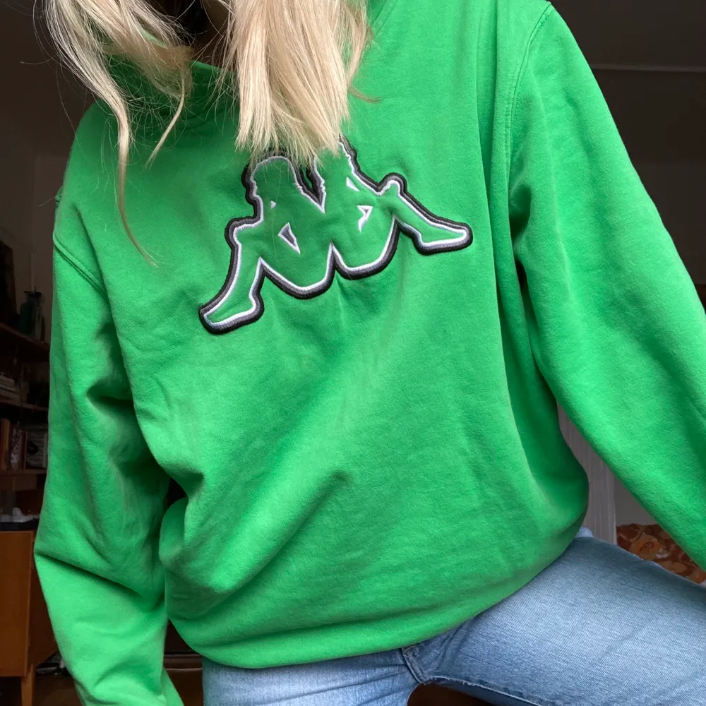 Grön kappa hoodie märkt med storlek M. Passar även mig i storlek S. Otroligt mjuk och i övrigt i felfritt skick. . Hoodies.