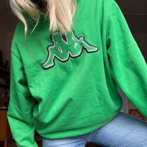 Grön kappa hoodie märkt med storlek M. Passar även mig i storlek S. Otroligt mjuk och i övrigt i felfritt skick. 