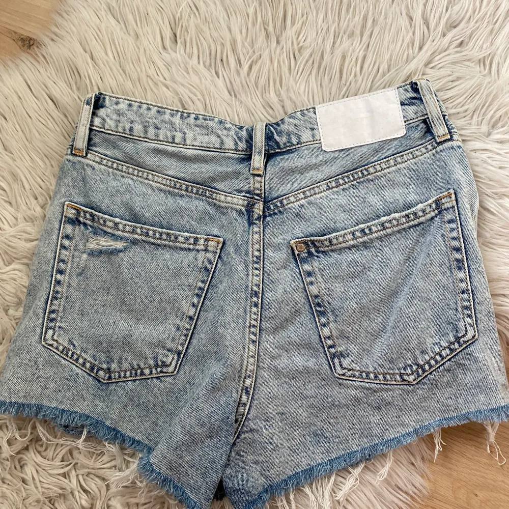 Riktigt fina shorts! Tyvärr är dom för små för mig, älskade dessa shorts så skulle verkligen rekommendera de! Fina slitningar och man får riktigt bra röv i de för dig som undrar. Köpt på HM. Du står för frakten!. Shorts.