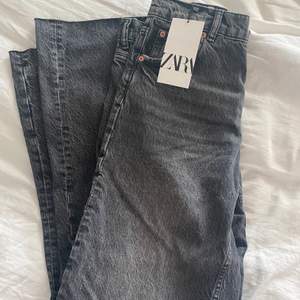 Jeans från Zara i storlek 38, aldrig använda, tag kvar, slutsålda. Köparen står för frakten💓buda i kommentarerna eller köp direkt för 400+frakt❤️ 