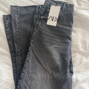 Jeans - Jeans från Zara i storlek 38, aldrig använda, tag kvar, slutsålda. Köparen står för frakten💓buda i kommentarerna eller köp direkt för 400+frakt❤️ 