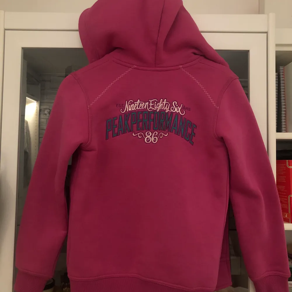 Sjukt cool och unik peak performance hoodie i storlek 150 men passar en xxs -xs (jag är ca 160)😍 || Den är av ett ganska tjockt rosa material och suuuuper mjuk på insidan || perfekt för att göra våren lite mer färgglad ;)💓💞🌈. Tröjor & Koftor.