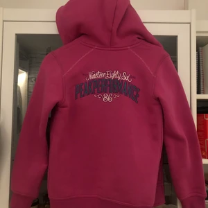 Peak performance hoodie - Sjukt cool och unik peak performance hoodie i storlek 150 men passar en xxs -xs (jag är ca 160)😍 || Den är av ett ganska tjockt rosa material och suuuuper mjuk på insidan || perfekt för att göra våren lite mer färgglad ;)💓💞🌈