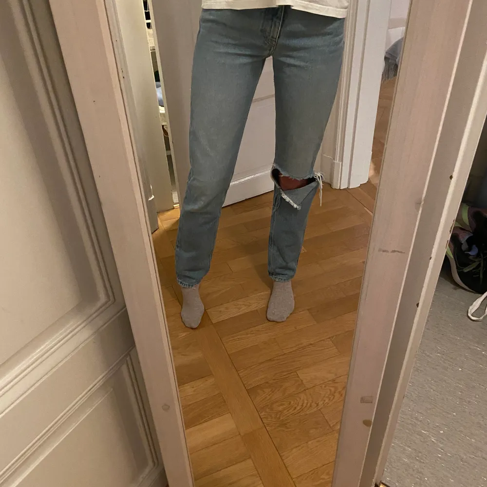 Skitanygga raka jeans med hål/slitningar från Diesel i storlek W25-L32, (jag är 167 cm). Bekväma, snygga och i bra skick! Medelhöga i midjan och köparen står för frakten. Jeans & Byxor.