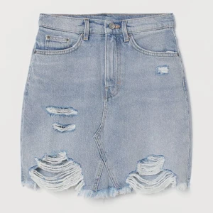 Sliten jeanskjol - Säljare denna slitna jeanskjolen! Kjolen har använts men inga täcken på fläckar, hål osv. 100 kr, frakt är ej inkluderad. 