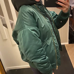 Grön Bomberjacka - Svinball grön bomberjacka från hm. Storlek 36 (small-medium) 💕 Den gröna färgen ger inte sin rättvisa på bild. Skriv om fler bilder önskas. Lämna bud i kommentarerna 