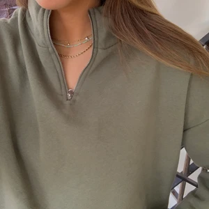 Half zip up tröja - Jättefin militärgrön half zip up tröja. Bara använd fåtal gånger!
