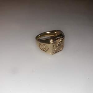 Säljer nu denna fina ring i perfekt skick. Ringen är äkta silver som pläterats med 8K guld. Örnmotiv fram och på sidorna.