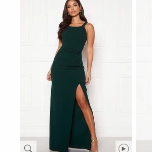 Balklänning  - Säljer denna fina balklänning som endast är använd 1 gång. Mycket fint skick. Jag är 157cm & hade klackar som var 5cm & då gick klänningen precis över marken. Frakt ingår i priset💞