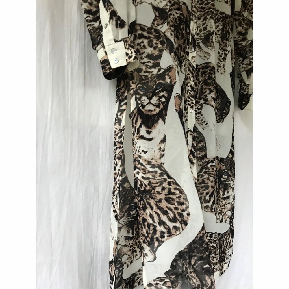 Snygg H&M Conscious « Wild cat » katt lång skjortklänning tunika. Storlek 34, lite stor i storlek. Nyskick. Knappar hela vägen och öppensida. Jättefint silky material. Längd: 112cm . Material: recycled polyester. Klänningar.
