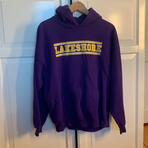 Hoodie - Lila hoodie storlek L. Köpt för några år sen, använt men fint skick. 150 + frakt💕