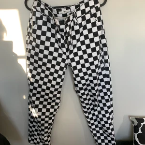 Vans schackrutiga jeans - Asballa jeans från vans i schackrutigt som garanterat pimpar upp din outfit