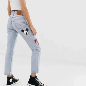Levis X Mickey Mouse 501 jeans - Säljer ett par Levis 501 X Mickey Mouse som använts max 3 gånger då de aldrig kommit till användning, i jätte fint skick💘 det är bara att skriva om du undrar något eller vill ha fler bilder! 