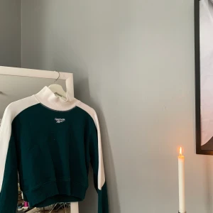 Reebok - Så fin Reebok tröja som jag aldrig använt. Väldigt synd då den är one of a kind och så snygg!❣️