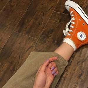 Supercool orangea converse i storlek 39 (24.5 cm långa). Använda två gånger, felfritt skick - se bilder. Köptes för 750kr. Bud startar på 250kr plus 66kr spårbar frakt. Köp direkt för 500kr. Läggs upp igen pga oseriös köpare... Buda i kommentarerna! Hör av er vid frågor eller fler bilder :) Budgivning avslutas söndag 14/3 kl 22. Första bilden är lånad.