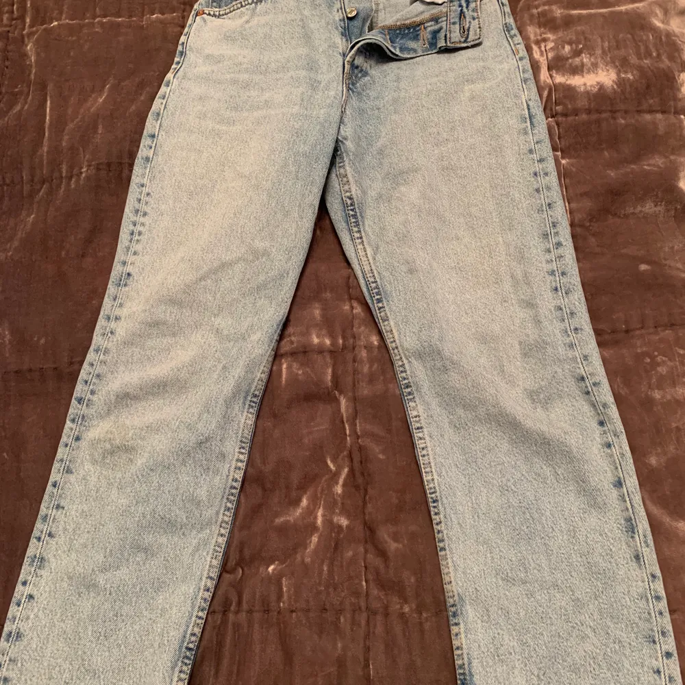 Jeans ifrån zara. Jätte fina jeans aldrig använda. 45kr frakt tillkommer . Jeans & Byxor.