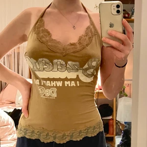 Guld/beige dolce Gabbana linne - (Lägger upp igen pga oseriösa köpare) Vintage dolce&gabbana halterneck linne, köpt second hand men används tyvärr aldrig. Knyts i nacken, står storlek xs men skulle snarare säga att det passar s-m. Fint skick. Kan mötas i Stockholm annars betalar köparen frakt <3