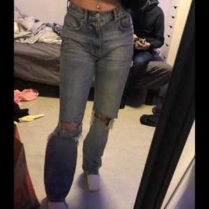 Jeans  - Från Gina, bara att skriva för fler frågor :) Säljer dessa i strl 34 också <3 