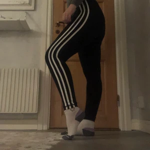 Tights - Svarta adidas tights i storlek S, snörning i midjan. Väldigt fint skick✉️🤍