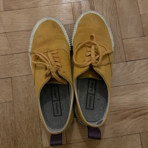 Eytys x hm - Säljer mina fina mocka eytys skor! Använda kanske 2 gånger. Men har insett att dom är alldeles för stora tyvärr.